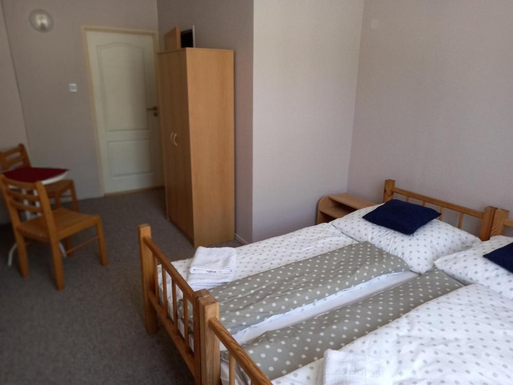 Teplice nad Metují Hotel Koruna Penzion מראה חיצוני תמונה