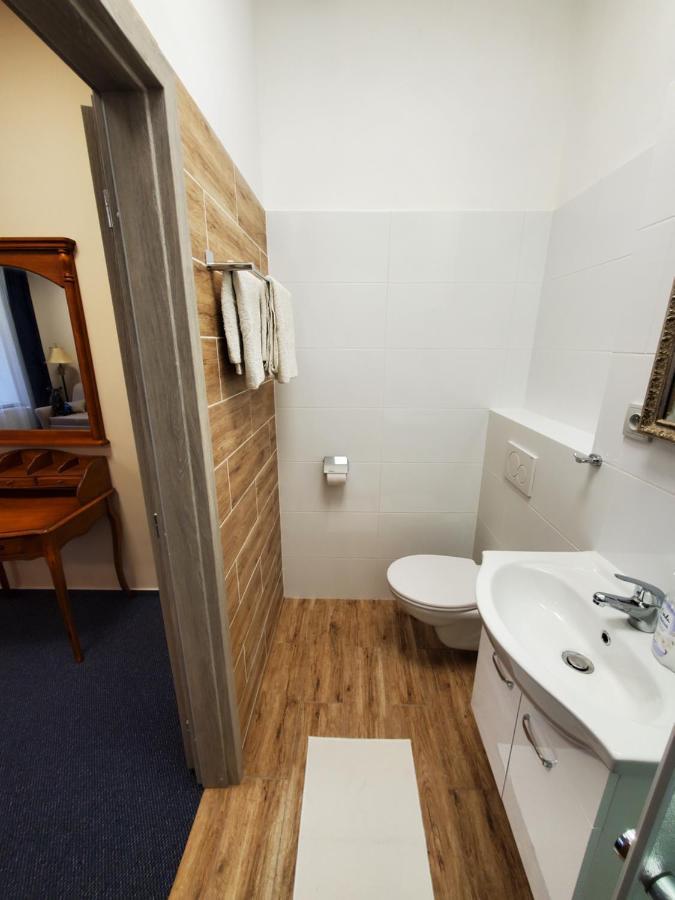 Teplice nad Metují Hotel Koruna Penzion מראה חיצוני תמונה