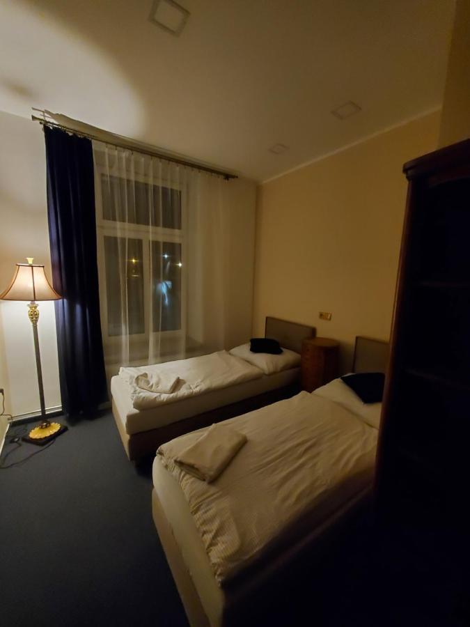 Teplice nad Metují Hotel Koruna Penzion מראה חיצוני תמונה